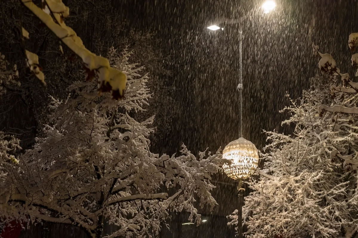 Stillleben mit Weihnachtsbeleuchtung an der Zürichstrasse. Die Weihnachtsbeleuchtung in Uster erhellt wieder die Winternächte.